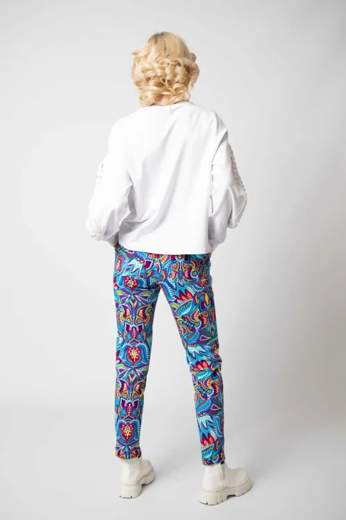 bluza biała luźna z szydełkową wstawką na rękawach kolekcja KGart i spodnie z mankietami kolorowe kolekcja MEXICO white  marka VIPPI DESIGN  (5).jpg