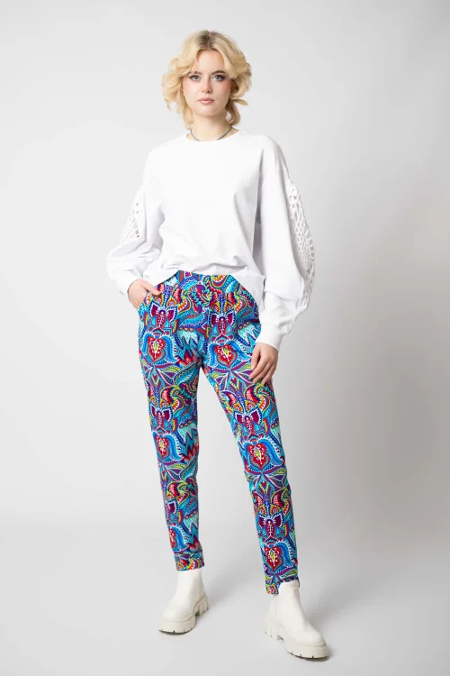 bluza biała luźna z szydełkową wstawką na rękawach kolekcja KGart i spodnie z mankietami kolorowe kolekcja MEXICO white  marka VIPPI DESIGN  (6).jpg