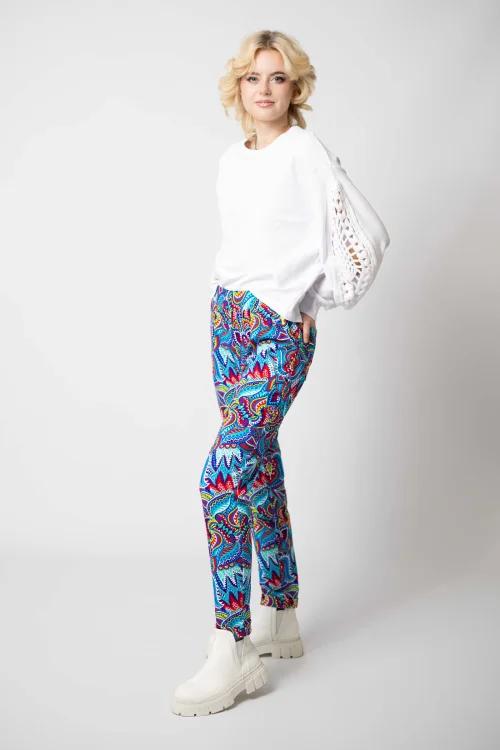 bluza biała luźna z szydełkową wstawką na rękawach kolekcja KGart i spodnie z mankietami kolorowe kolekcja MEXICO white  marka VIPPI DESIGN  (8).jpg