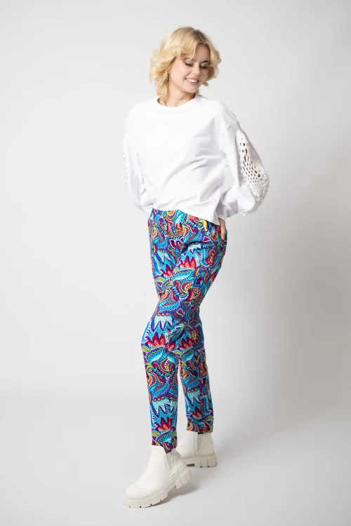 bluza biała luźna z szydełkową wstawką na rękawach kolekcja KGart i spodnie z mankietami kolorowe kolekcja MEXICO white  marka VIPPI DESIGN  (9).jpg