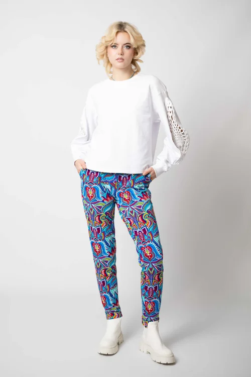 bluza biała luźna z szydełkową wstawką na rękawach kolekcja KGart i spodnie z mankietami kolorowe kolekcja MEXICO white  marka VIPPI DESIGN  (2).jpg