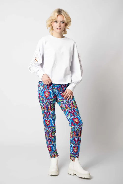 bluza biała luźna z szydełkową wstawką na rękawach kolekcja KGart i spodnie z mankietami kolorowe kolekcja MEXICO white  marka VIPPI DESIGN  (3).jpg