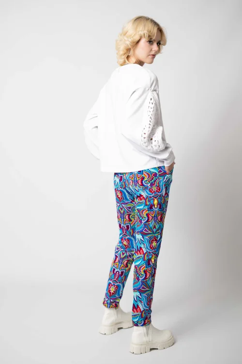 bluza biała luźna z szydełkową wstawką na rękawach kolekcja KGart i spodnie z mankietami kolorowe kolekcja MEXICO white  marka VIPPI DESIGN  (4).jpg