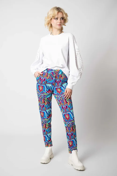 bluza biała luźna z szydełkową wstawką na rękawach kolekcja KGart i spodnie z mankietami kolorowe kolekcja MEXICO white  marka VIPPI DESIGN  (7).jpg