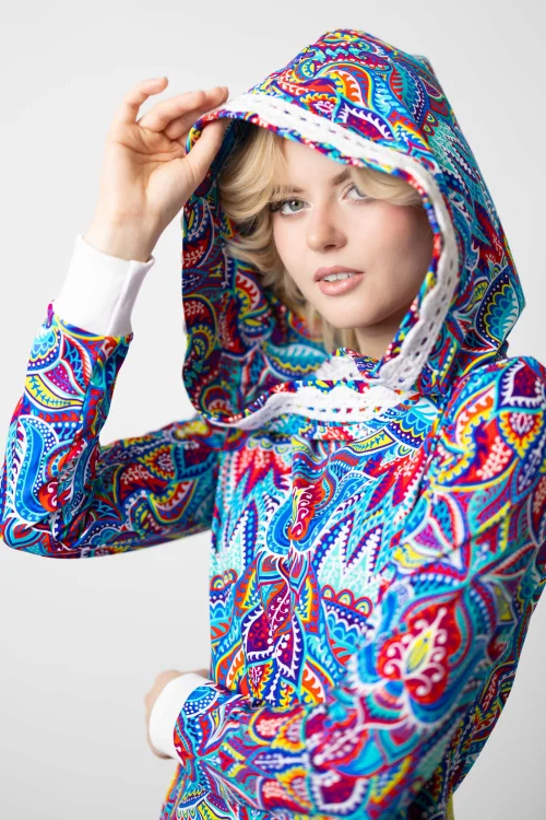 sukienka sportowa kolorowa z szydełkową koronką na kapturze kolekcja MEXICO white marka VIPPI DESIGN (2).jpg