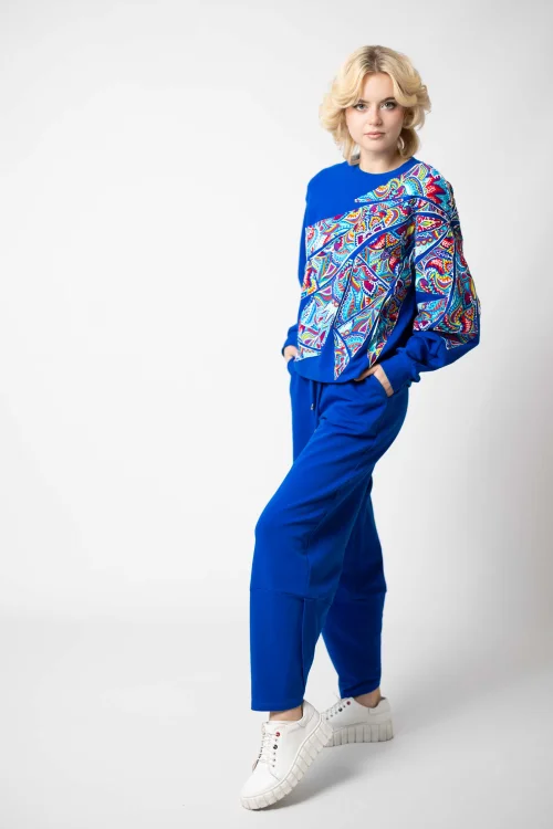 bluza chabrowa z aplikacjami kolekcja MEXICO white i spodnie chabrowe z nakładanymi rozporkami na dole marka VIPPI DESIGN (3).jpg