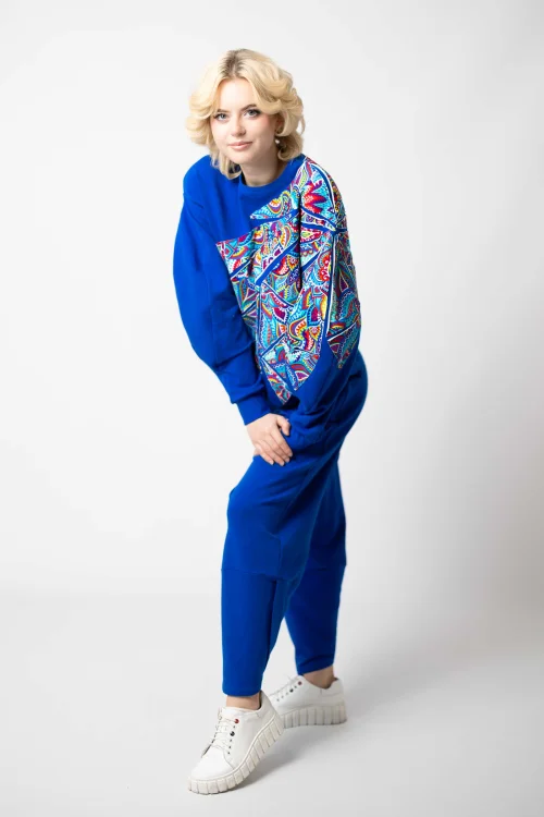 bluza chabrowa z aplikacjami kolekcja MEXICO white i spodnie chabrowe z nakładanymi rozporkami na dole marka VIPPI DESIGN (4).jpg