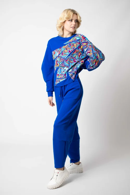 bluza chabrowa z aplikacjami kolekcja MEXICO white i spodnie chabrowe z nakładanymi rozporkami na dole marka VIPPI DESIGN (5).jpg