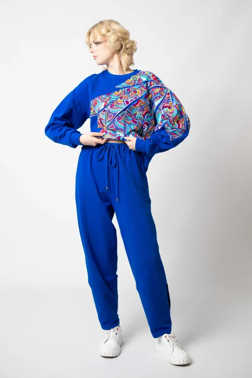 bluza chabrowa z aplikacjami kolekcja MEXICO white i spodnie chabrowe z nakładanymi rozporkami na dole marka VIPPI DESIGN (10).jpg