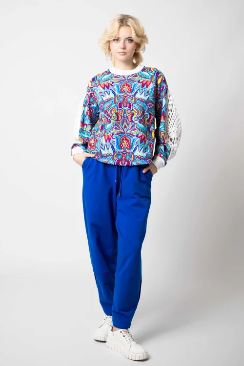 bluza chakolorowa z szydełkowymi wstawkami na rękawzch  kolekcja MEXICO white i spodnie chabrowe z nakładanymi rozporkami na dole marka VIPPI DESIGN  (2).jpg
