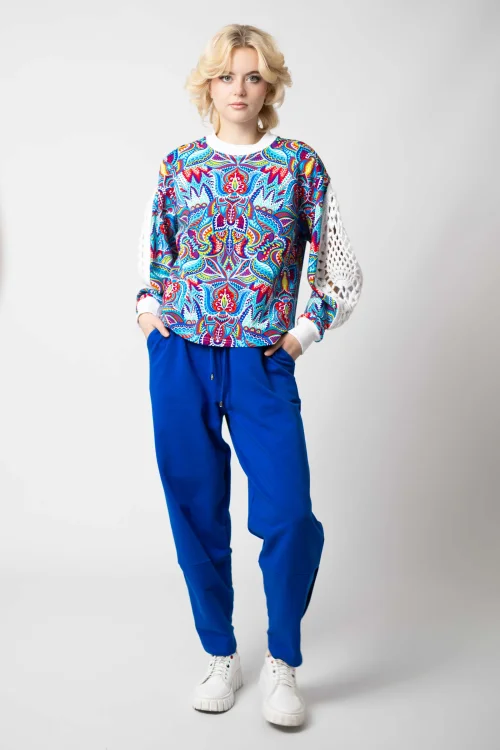 bluza chakolorowa z szydełkowymi wstawkami na rękawzch  kolekcja MEXICO white i spodnie chabrowe z nakładanymi rozporkami na dole marka VIPPI DESIGN  (3).jpg