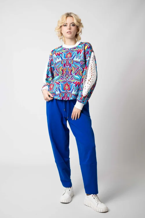 bluza chakolorowa z szydełkowymi wstawkami na rękawzch  kolekcja MEXICO white i spodnie chabrowe z nakładanymi rozporkami na dole marka VIPPI DESIGN  (4).jpg