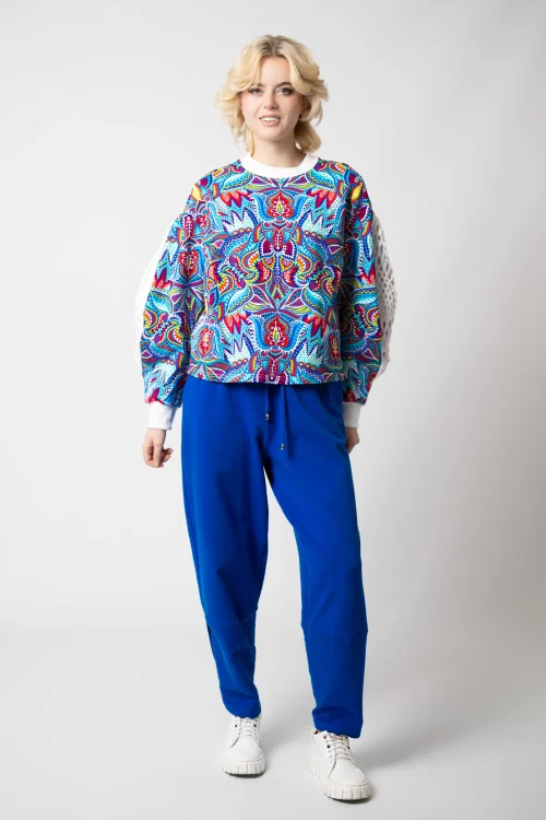 bluza chakolorowa z szydełkowymi wstawkami na rękawzch  kolekcja MEXICO white i spodnie chabrowe z nakładanymi rozporkami na dole marka VIPPI DESIGN  (1).jpg