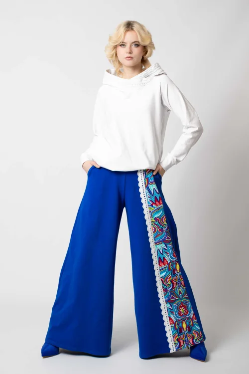 bluza biała z szydełkową koronką na kapturze i spodnie dzwony chabrowe z szydełkową koronką i kolorową wstawką kolekcja MEXICO white marka VIPPI DESIGN (6).jpg