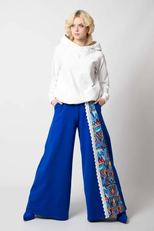 bluza biała z szydełkową koronką na kapturze i spodnie dzwony chabrowe z szydełkową koronką i kolorową wstawką kolekcja MEXICO white marka VIPPI DESIGN (7).jpg