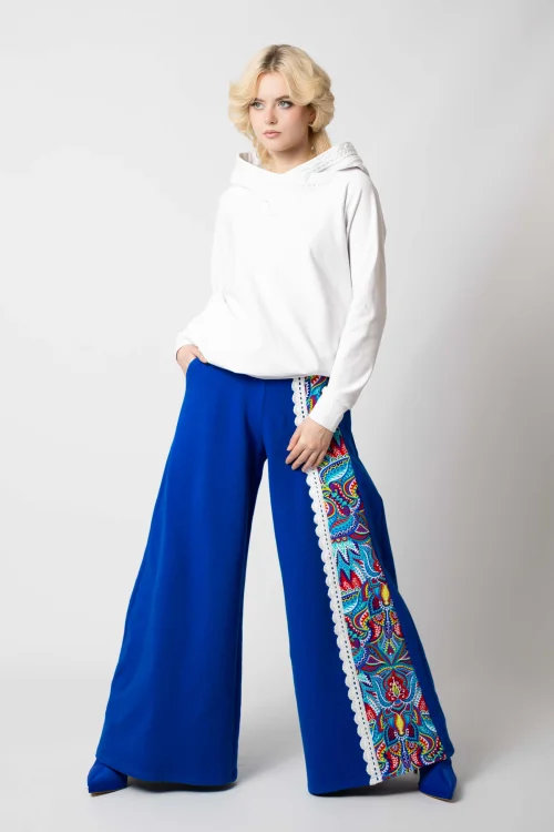 bluza biała z szydełkową koronką na kapturze i spodnie dzwony chabrowe z szydełkową koronką i kolorową wstawką kolekcja MEXICO white marka VIPPI DESIGN (8).jpg