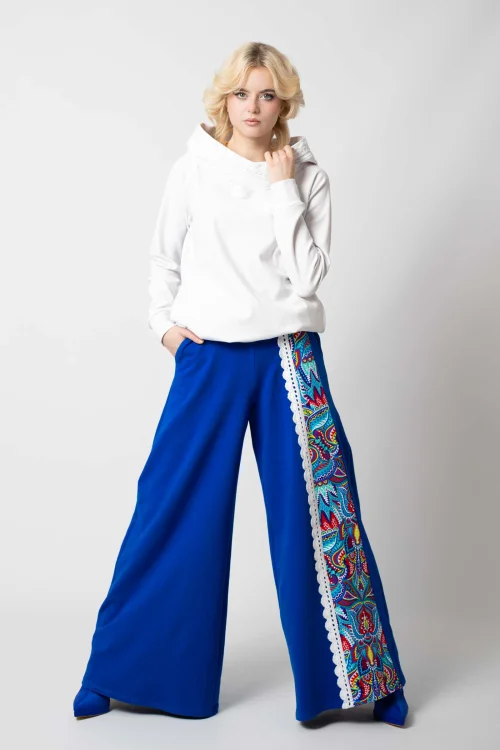 bluza biała z szydełkową koronką na kapturze i spodnie dzwony chabrowe z szydełkową koronką i kolorową wstawką kolekcja MEXICO white marka VIPPI DESIGN (9).jpg
