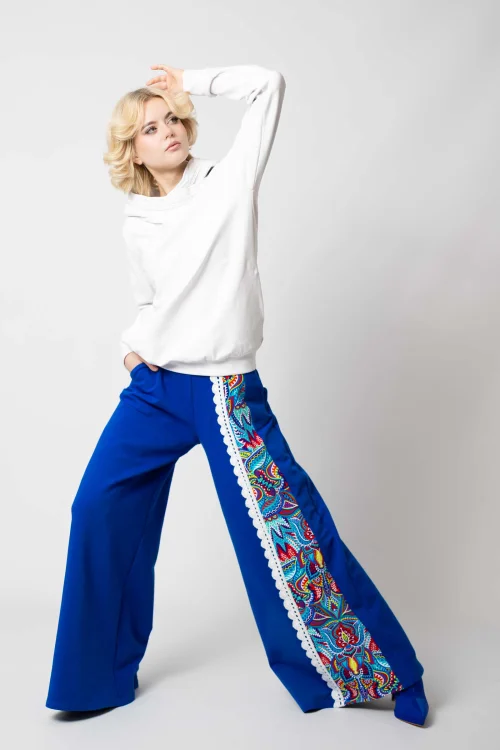 bluza biała z szydełkową koronką na kapturze i spodnie dzwony chabrowe z szydełkową koronką i kolorową wstawką kolekcja MEXICO white marka VIPPI DESIGN (10).jpg