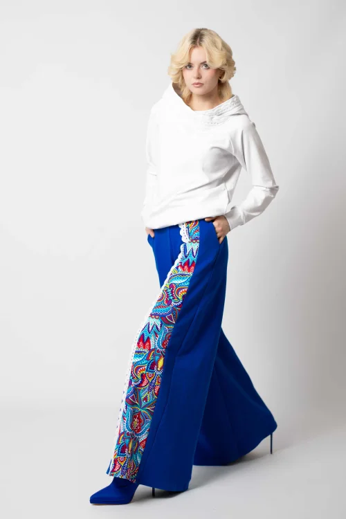 bluza biała z szydełkową koronką na kapturze i spodnie dzwony chabrowe z szydełkową koronką i kolorową wstawką kolekcja MEXICO white marka VIPPI DESIGN (11).jpg