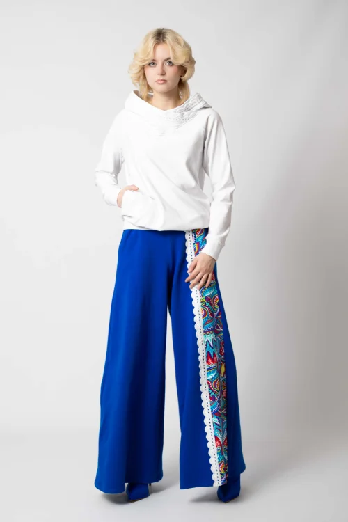 bluza biała z szydełkową koronką na kapturze i spodnie dzwony chabrowe z szydełkową koronką i kolorową wstawką kolekcja MEXICO white marka VIPPI DESIGN (1).jpg