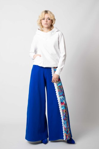 bluza biała z szydełkową koronką na kapturze i spodnie dzwony chabrowe z szydełkową koronką i kolorową wstawką kolekcja MEXICO white marka VIPPI DESIGN (2).jpg