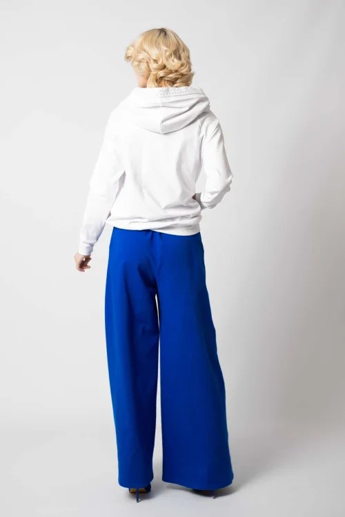 bluza biała z szydełkową koronką na kapturze i spodnie dzwony chabrowe z szydełkową koronką i kolorową wstawką kolekcja MEXICO white marka VIPPI DESIGN (3).jpg