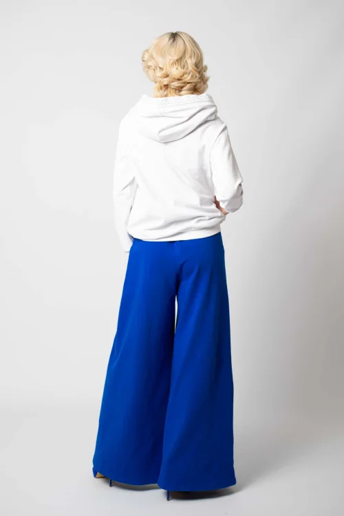 bluza biała z szydełkową koronką na kapturze i spodnie dzwony chabrowe z szydełkową koronką i kolorową wstawką kolekcja MEXICO white marka VIPPI DESIGN (4).jpg