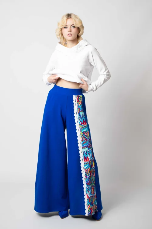 bluza biała z szydełkową koronką na kapturze i spodnie dzwony chabrowe z szydełkową koronką i kolorową wstawką kolekcja MEXICO white marka VIPPI DESIGN (5).jpg