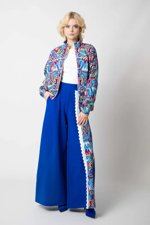 bluza kolorowa nietoperz  i spodnie dzwony chabrowe z szydełkową koronką i kolorową wstawką kolekcja MEXICO white marka VIPPI DESIGN  (2).jpg