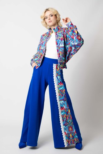 bluza kolorowa nietoperz  i spodnie dzwony chabrowe z szydełkową koronką i kolorową wstawką kolekcja MEXICO white marka VIPPI DESIGN  (5).jpg