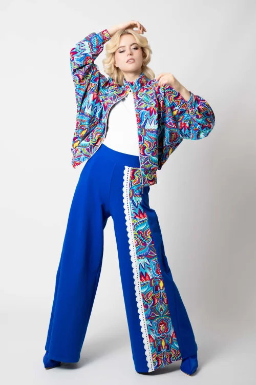 bluza kolorowa nietoperz  i spodnie dzwony chabrowe z szydełkową koronką i kolorową wstawką kolekcja MEXICO white marka VIPPI DESIGN  (1).jpg