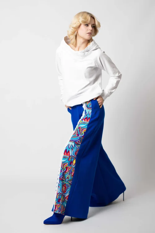 bluza biała z szydełkową koronką na kapturze i spodnie dzwony chabrowe z szydełkową koronką i kolorową wstawką kolekcja MEXICO white marka VIPPI DESIGN (12).jpg