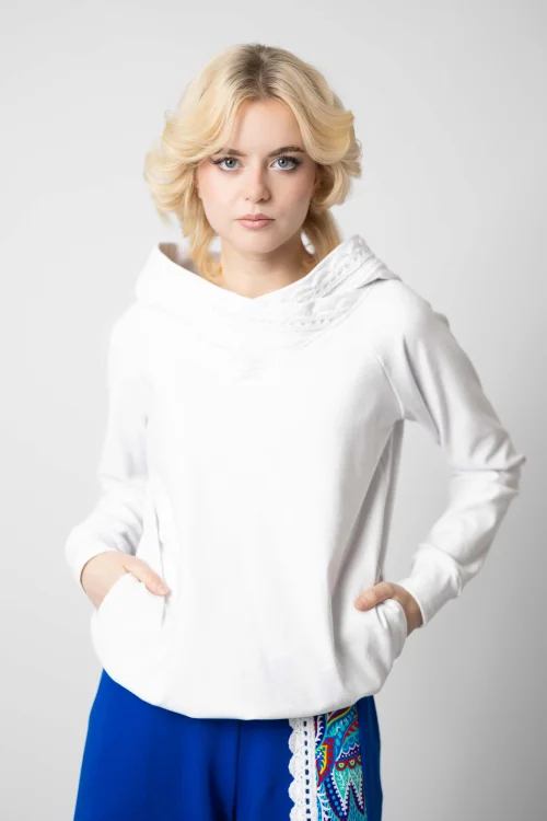 bluza biała z szydełkową koronką na kapturze KGart marka VIPPI DESIGN (4).jpg