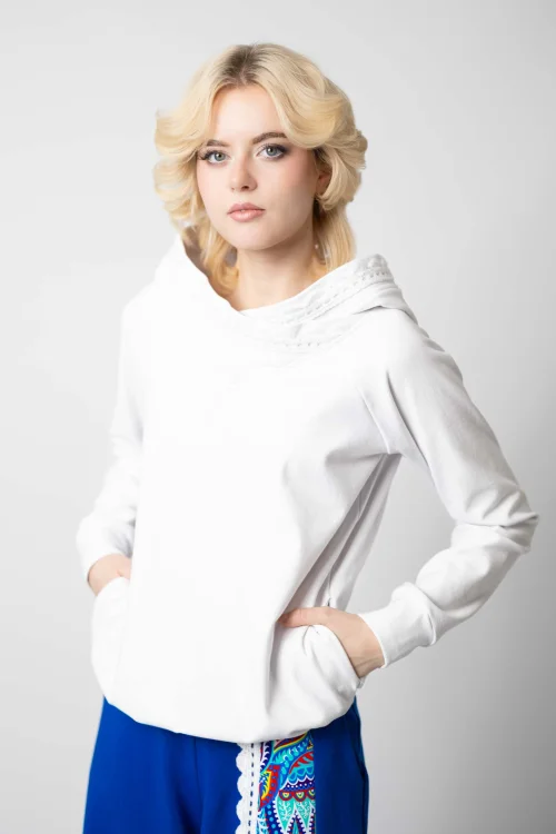 bluza biała z szydełkową koronką na kapturze KGart marka VIPPI DESIGN (5).jpg