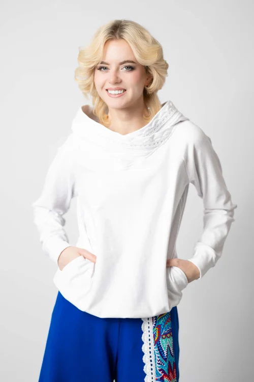 bluza biała z szydełkową koronką na kapturze KGart marka VIPPI DESIGN (6).jpg