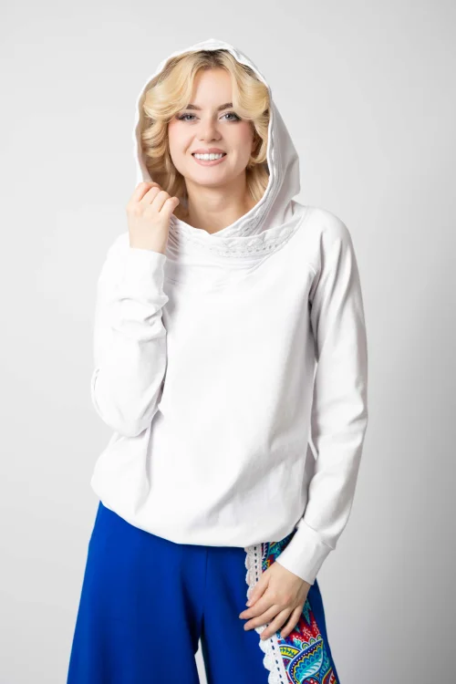 bluza biała z szydełkową koronką na kapturze KGart marka VIPPI DESIGN (7).jpg