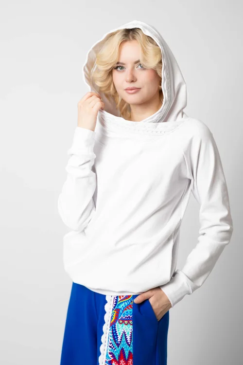 bluza biała z szydełkową koronką na kapturze KGart marka VIPPI DESIGN (8).jpg