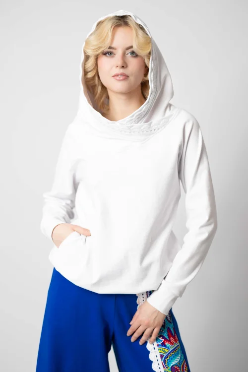 bluza biała z szydełkową koronką na kapturze KGart marka VIPPI DESIGN (9).jpg