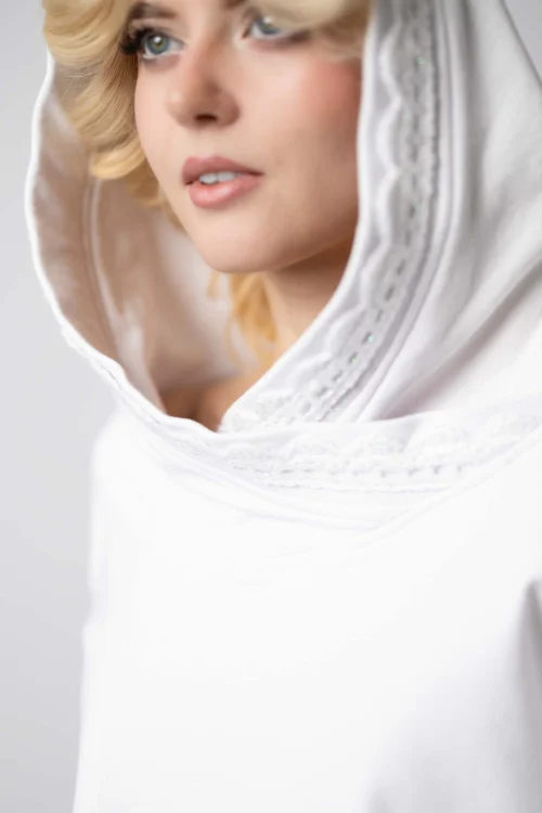 bluza biała z szydełkową koronką na kapturze KGart marka VIPPI DESIGN (1).jpg