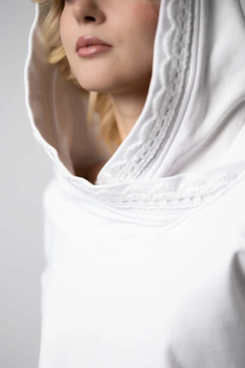 bluza biała z szydełkową koronką na kapturze KGart marka VIPPI DESIGN (2).jpg