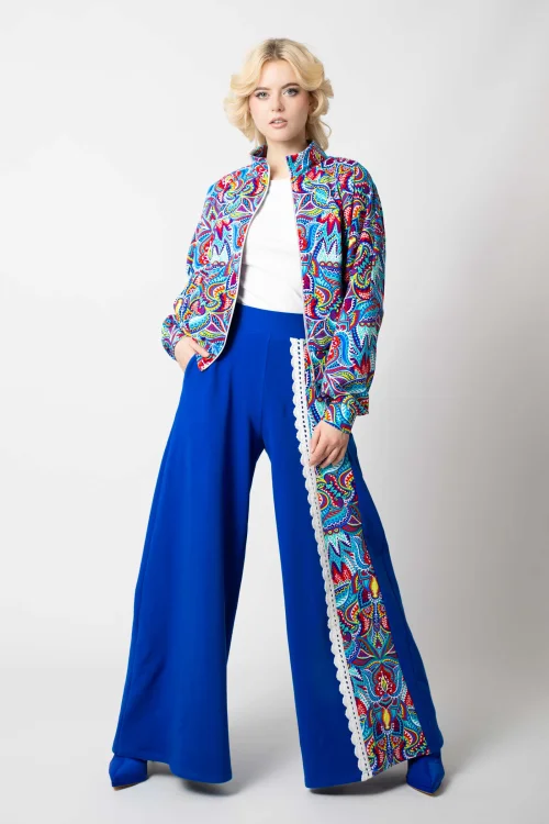 bluza kolorowa nietoperz  i spodnie dzwony chabrowe z szydełkową koronką i kolorową wstawką kolekcja MEXICO white marka VIPPI DESIGN  (3).jpg