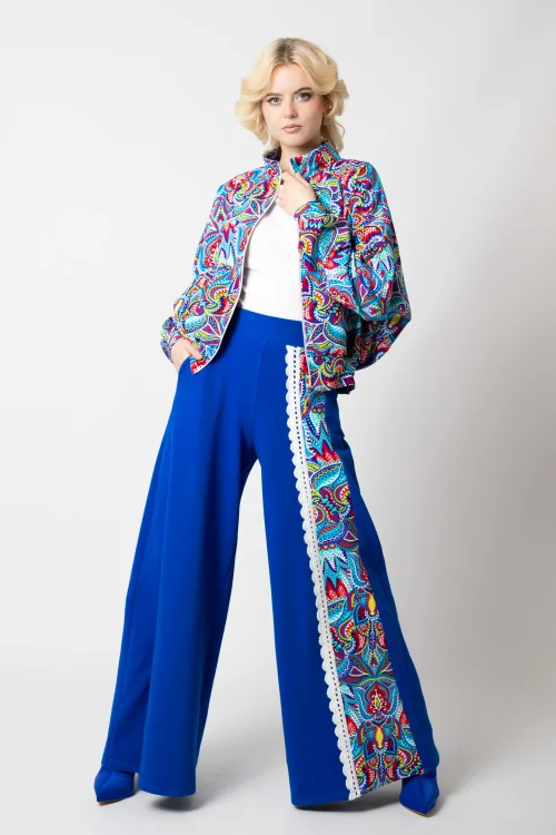bluza kolorowa nietoperz  i spodnie dzwony chabrowe z szydełkową koronką i kolorową wstawką kolekcja MEXICO white marka VIPPI DESIGN  (6).jpg