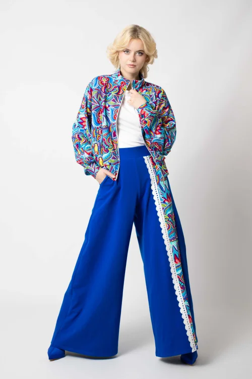 bluza kolorowa nietoperz  i spodnie dzwony chabrowe z szydełkową koronką i kolorową wstawką kolekcja MEXICO white marka VIPPI DESIGN  (7).jpg