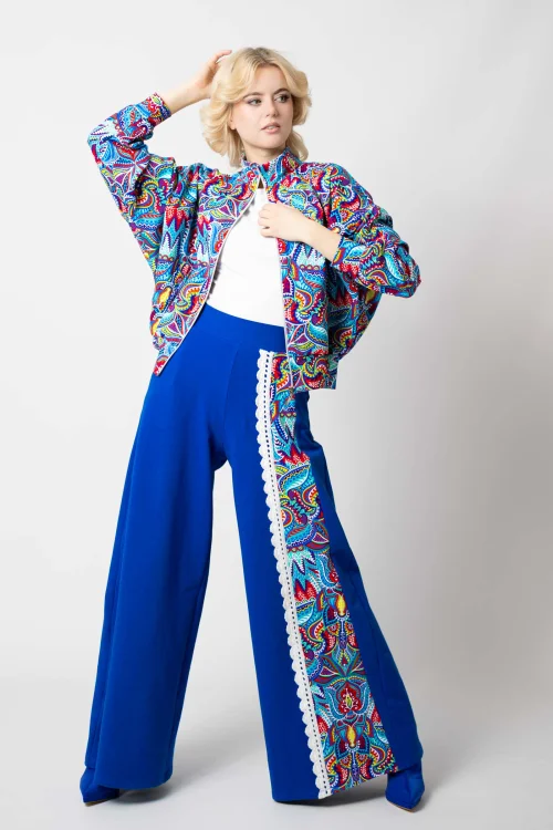 bluza kolorowa nietoperz  i spodnie dzwony chabrowe z szydełkową koronką i kolorową wstawką kolekcja MEXICO white marka VIPPI DESIGN  (8).jpg