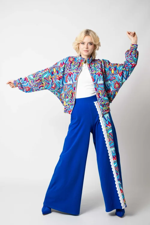 bluza kolorowa nietoperz  i spodnie dzwony chabrowe z szydełkową koronką i kolorową wstawką kolekcja MEXICO white marka VIPPI DESIGN  (9).jpg