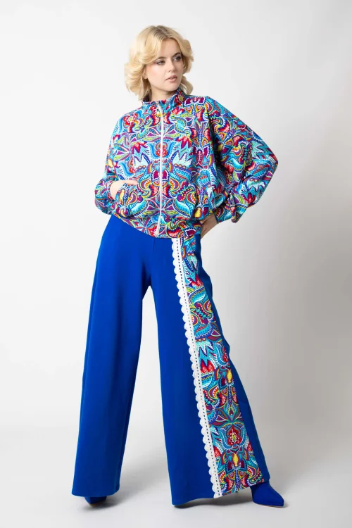bluza kolorowa nietoperz  i spodnie dzwony chabrowe z szydełkową koronką i kolorową wstawką kolekcja MEXICO white marka VIPPI DESIGN  (15).jpg