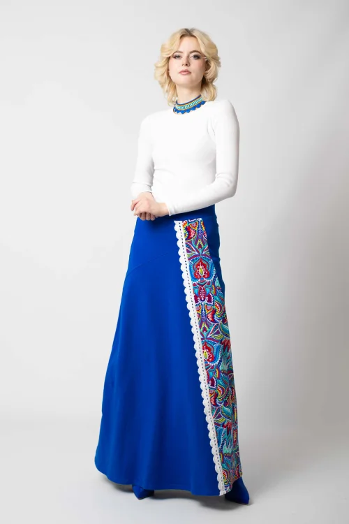bluzka biała z dzianiny prążek kolekcja BASIC spodnica długa chabrowa z szydełkową koronką i kolorową wstawką kolekcja MEXICO white marka VIPPI DESIGN (3).jpg