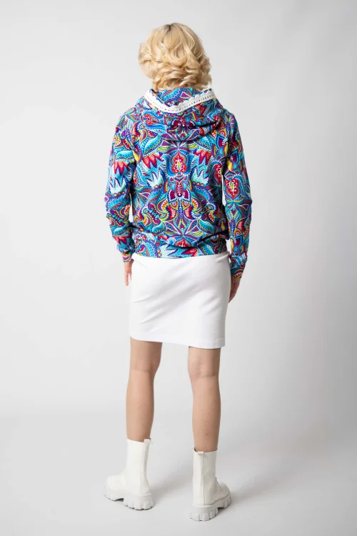 bluza bomberka kolorowa  z szydełkową koronką na kapturze kolekcja MEXICO white i spodnica mini wąska biala marka VIPPI DESIGN (6).jpg