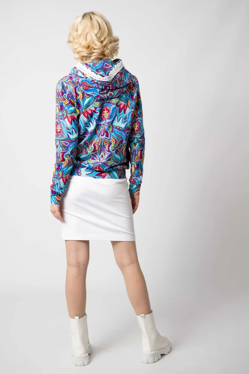 bluza bomberka kolorowa  z szydełkową koronką na kapturze kolekcja MEXICO white i spodnica mini wąska biala marka VIPPI DESIGN (7).jpg