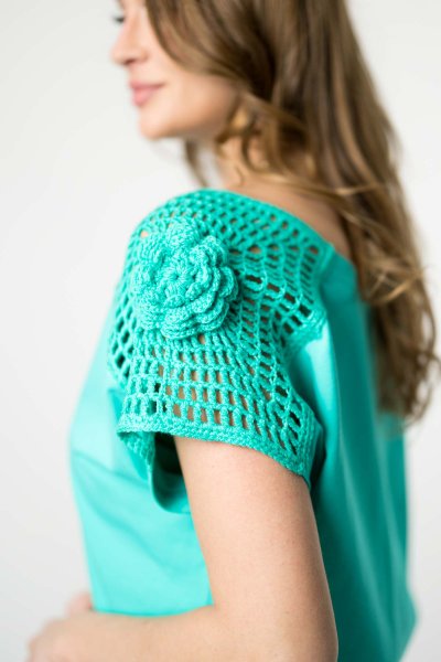 Bluzka miętowa kr. rękaw z szydełkowym kwiatem na ramieniu "KGart"  